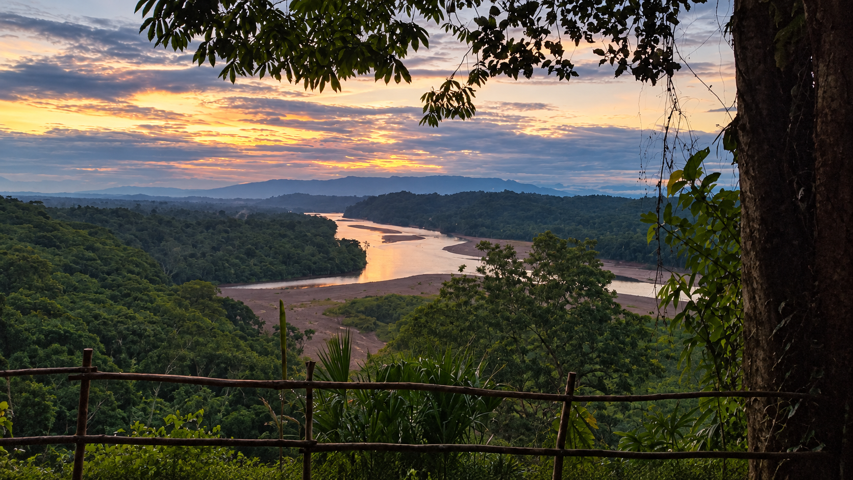 Panorámica del río Napo y su entorno forestal